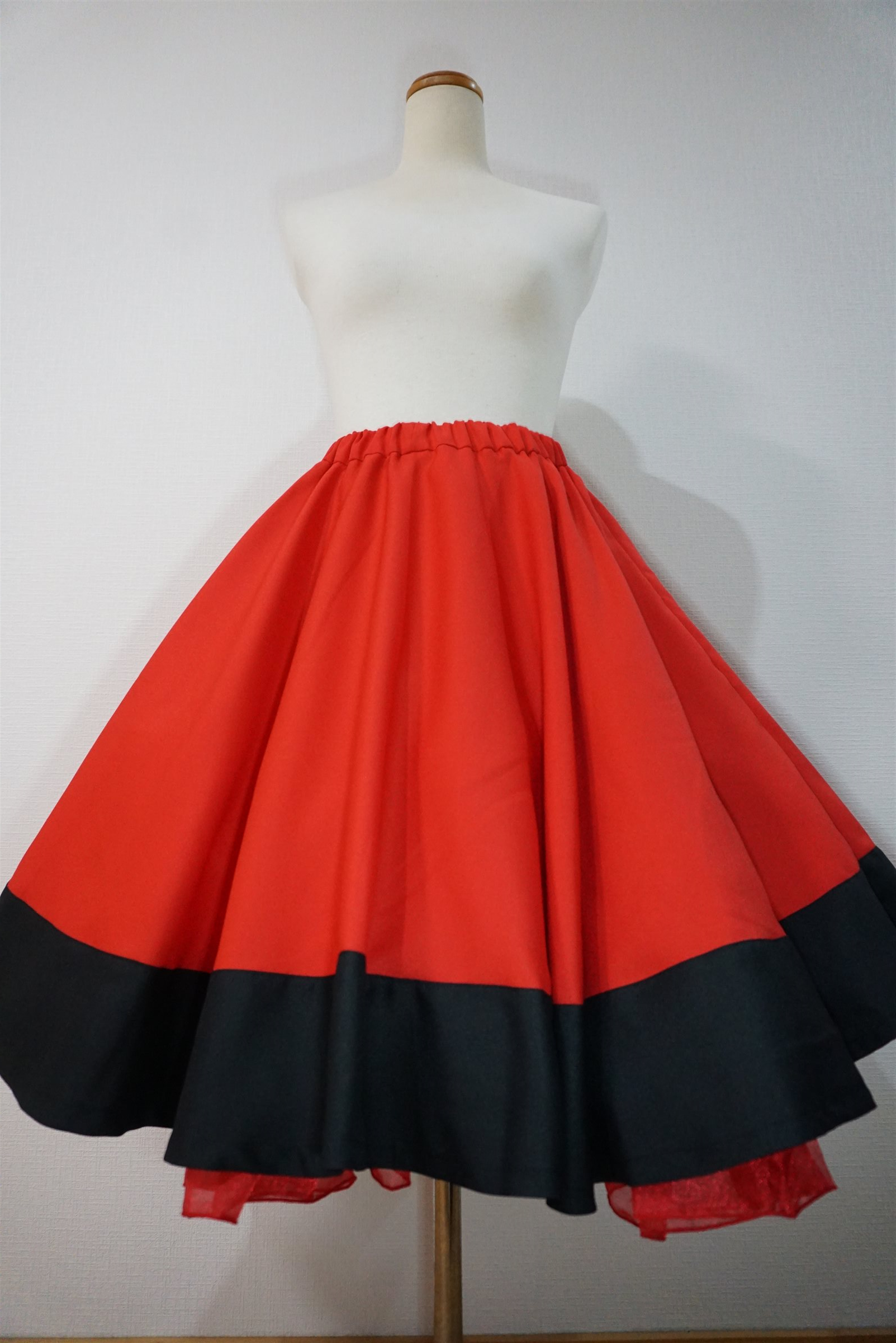 Circular skirt Amundsen red black